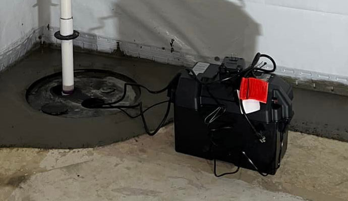 Sump pump equipped with a battery backup system